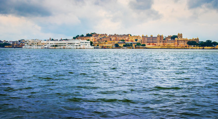 Fototapeta na wymiar panoramic view of City palace at the banks lake pichola in Udaipur, India.