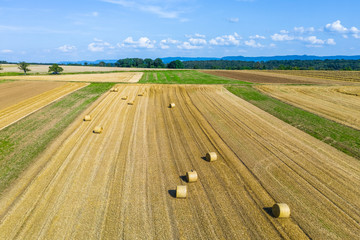 Abgeerntetes Getreidefeld mit Blick auf die Schwäbische Alb