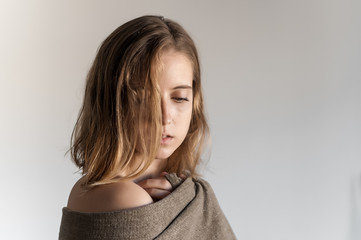 Obraz premium Blonde girl photographed inside a house.