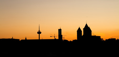 Naklejka premium Kölner Stadtpanorama bei Sonnenuntergang