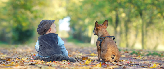 Kind und Hund in der Herbstallee