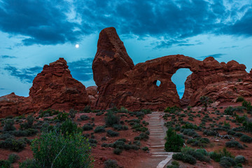 Dawn path to Turret Arch © Thomas