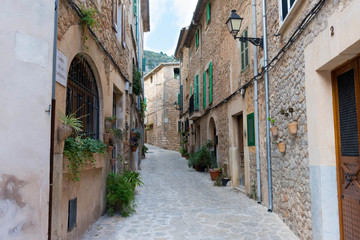 Obraz na płótnie Canvas narrow streets of Valldemossa in Mallorca