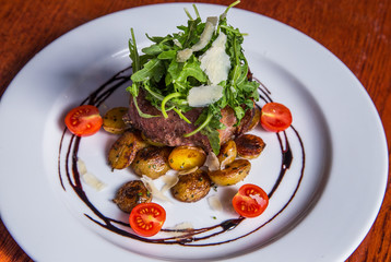 Grilled steak with fresh tomatoes and garlics.