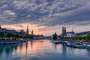 Zurich downtown skyline with Fraumunster and Grossmunster churches at lake zurich at night, Switzerland. - obrazy, fototapety, plakaty