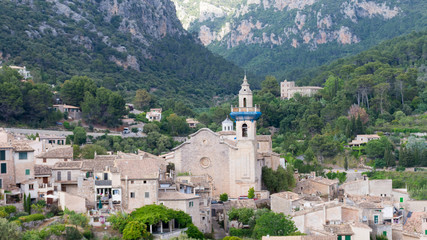 Fototapeta na wymiar View of the buildings of the city of Valldemossa in Mallorca