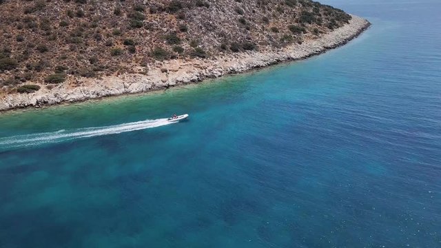 Luftaufnahme eines Speedboots mit Schwenk auf Horizont