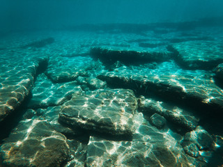 Fondale marino della Grecia con pesci e scogli