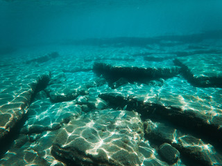 Fondale marino della Grecia con pesci e scogli