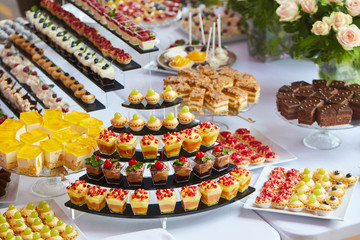 Różnokolorowe ciastka , ciasteczka i torciki prezentowane na pokazach cukierniczych - obrazy, fototapety, plakaty