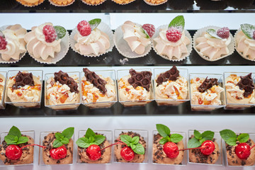 Różnokolorowe ciastka , ciasteczka i torciki prezentowane na pokazach cukierniczych