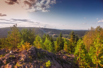 Obraz premium Evening landscape sunset in the mountains in early autumn.