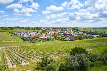 Fototapeta na wymiar Ensheim im Sommer 2019 - Sonne & Wolken