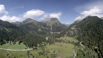 vista panoramica di monti sopra la piana del Gaver in Italia