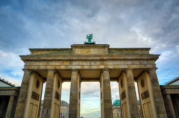 Obraz premium The Brandenburg Gate located in Pariser Platz in the city of Berlin, Germany.