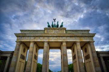 Obraz premium The Brandenburg Gate located in Pariser Platz in the city of Berlin, Germany.