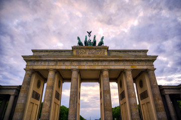 Obraz premium The Brandenburg Gate located in Pariser Platz in the city of Berlin, Germany.