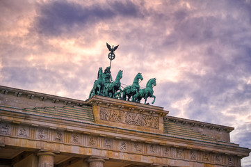 Obraz premium The Brandenburg Gate located in Pariser Platz in the city of Berlin, Germany.