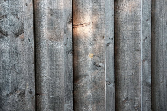 Holzprofil einer alten Scheune mit Sonnenstrahl in Pastellfarben auf einem Bauernhof in Rudersau bei Rottenbuch im Pfaffenwinkel im Kreis Weilheim-Schongau in Oberbayern