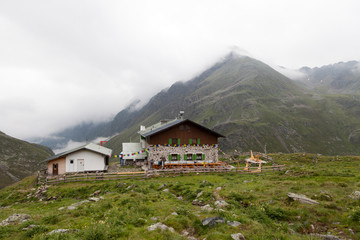 Fototapeta na wymiar berghütte österreich hütte alpen hochalpin wanderung wandern hiking
