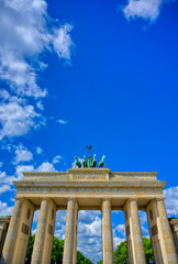 Obraz premium The Brandenburg Gate located in Pariser Platz in the city of Berlin, Germany.