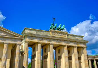 Obraz premium The Brandenburg Gate located in Pariser Platz in the city of Berlin, Germany.
