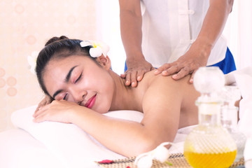 Obraz na płótnie Canvas Young woman massage treatment in spa salon