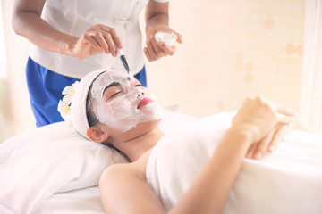 Obraz na płótnie Canvas Young woman facial mask treatment spa in beauty salon