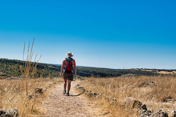 Hombre caminando por serranía de Cuenca