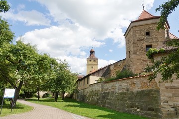 Fototapeta premium Weißenburg - Bayern - Stadtgraben mit Turm des Ellinger Tores