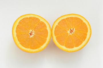 Dos medias naranjas sobre fondo blanco.