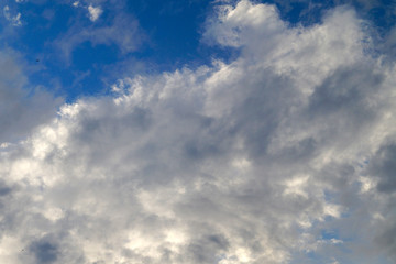 Obraz premium Large white cumulus clouds on a blue sky for background or ecology or nature.