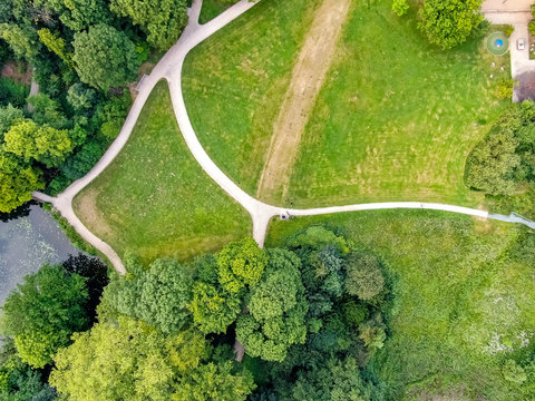 Der Schlosspark von Essen ist hier von oben zu sehen. Man erkennt einen kleinen Teich unten links und einzelne Abzweigungen, welche zu neuen Orten f&uuml;hren