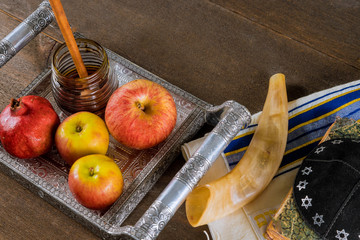 Apples, pomegranate and honey for Rosh Hashanah torah book, kippah a yamolka talit