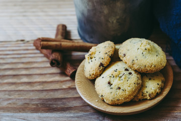 Biscuits à la cannelle fait maison sur une table en bois