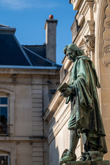 La statue au livre