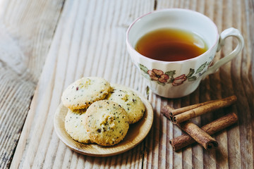 Gouter avec thé citron et biscuits sans gluten à la cannelle, fond bois vintage et pot en métal avec de la lavande
