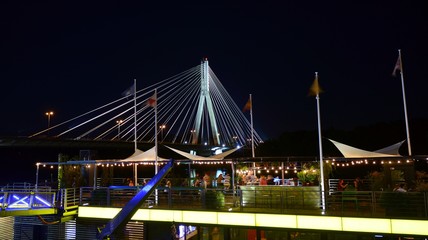 Obraz premium Promenada nad brzegiem rzeki w nocy