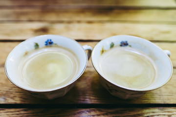 Fototapeta na wymiar Deux tasses de café en porcelaine vintage sur une table en bois