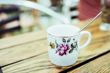 Tasse en porcelaine ancienne avec motif fleuri