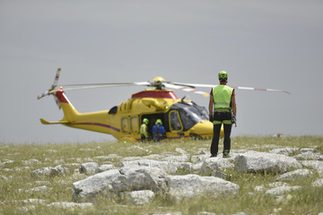 elicottero della protezione civile durante una esercitazione