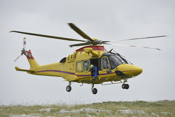 Fototapeta na wymiar elicottero della protezione civile durante una esercitazione