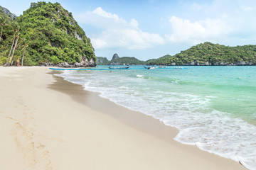 Obraz premium landscape view at Wua Ta Lap island beach during white soft wave splashing on the beach at Angthong Islands National Marine Park Surat Thani, Thailand background summer