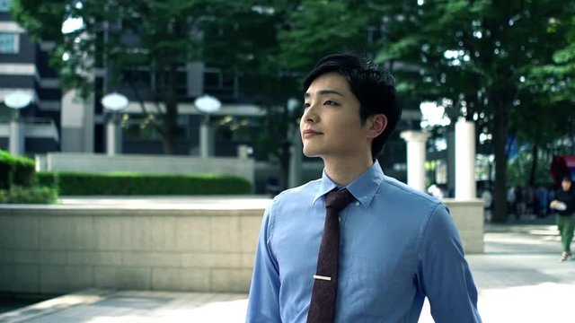　外を歩く日本人ビジネスマン