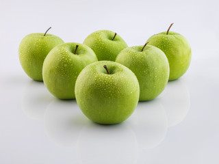 Manzanas verdes, fruta fresca sobre fondo blanco, foto de estudio