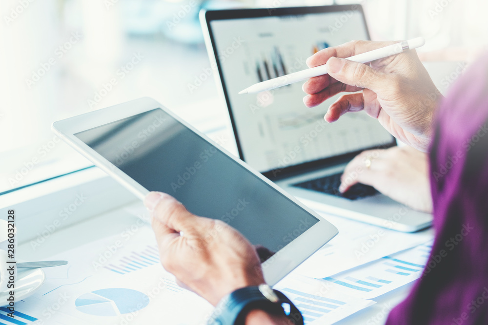 Aufkleber Co-working Business Team Consulting meeting Planning with digital tablet Strategy Analysis investment and saving concept. meeting discussing new plan financial graph data.