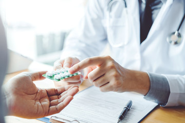 Arts of arts adviseren pillen medisch recept aan mannelijke patiënt ziekenhuis en geneeskunde concept