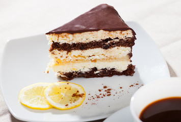 Lemon-chocolate cake with sponge dough