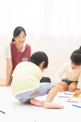 おえかきをする園児