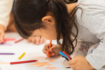 おえかきをする園児